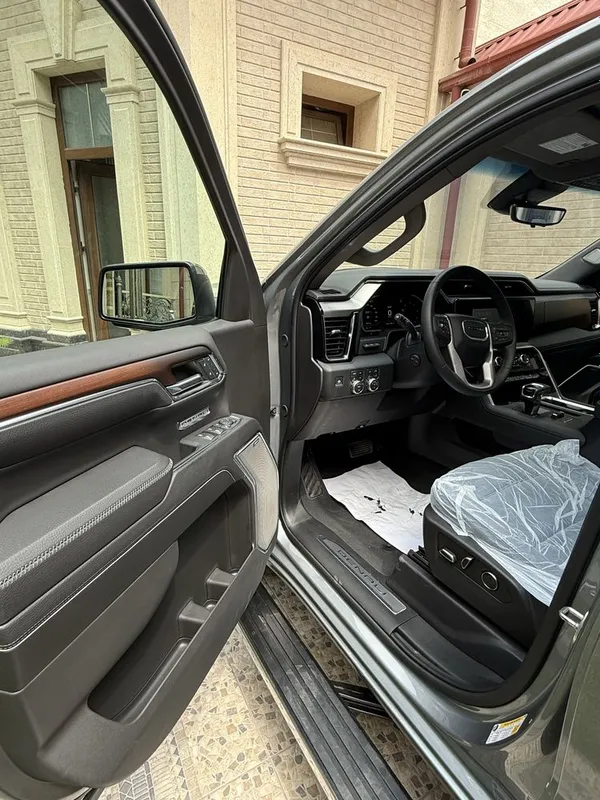 GMC Sierra Denali 6.2 L 6 GMC Sierra Denali 6.2 L 6