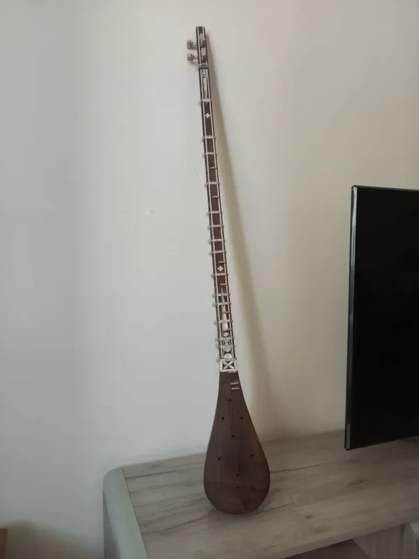 Musiqa asboblari sotiladi Musiqa asboblari sotiladi