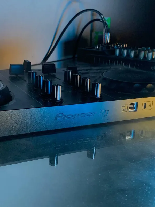 Dj pult pioneer 200 sotiladi — фото 4