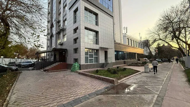 Коммерческое помещение в центре. Вдоль центральной дороги. 913м2 — фото 1