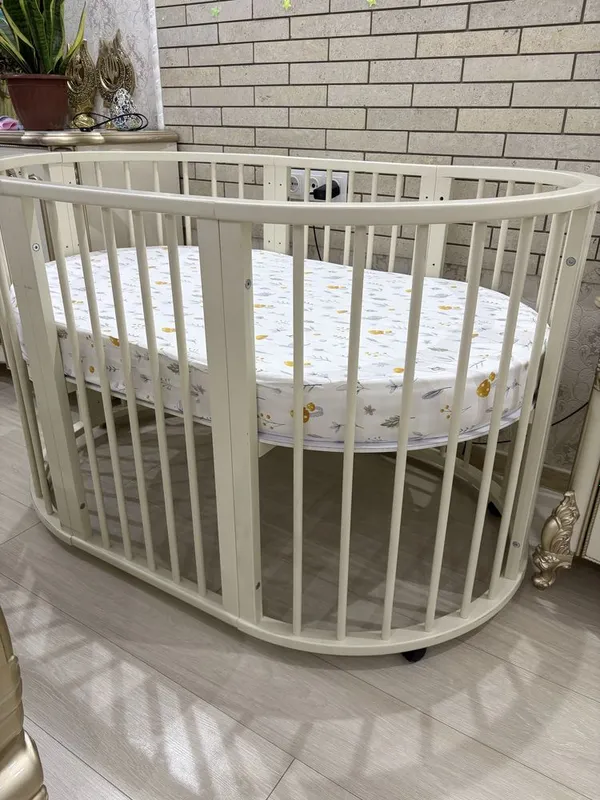 Продам кроватку с матрасом и бортиками