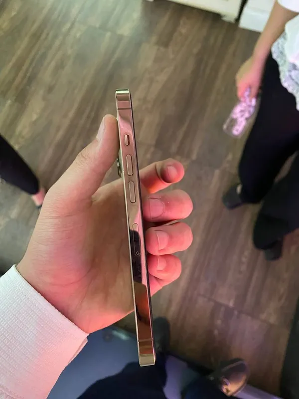iPhone 13 pro Gold 4