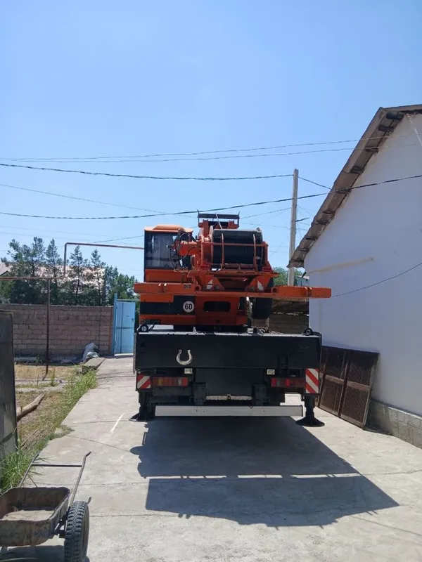 Avto kran sotiladi 25T KAMAZ 5