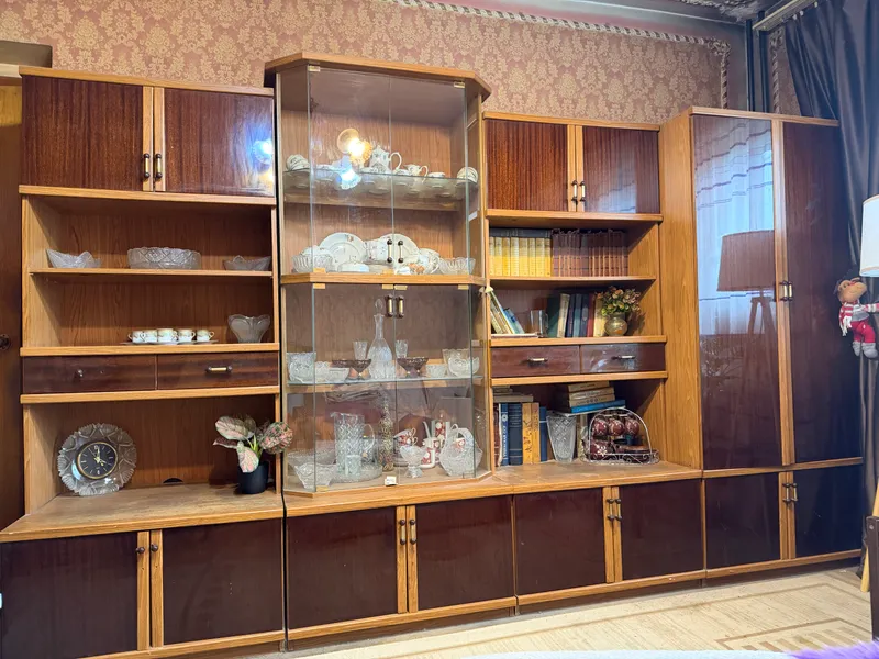 Продам немецкую стенку и стулья