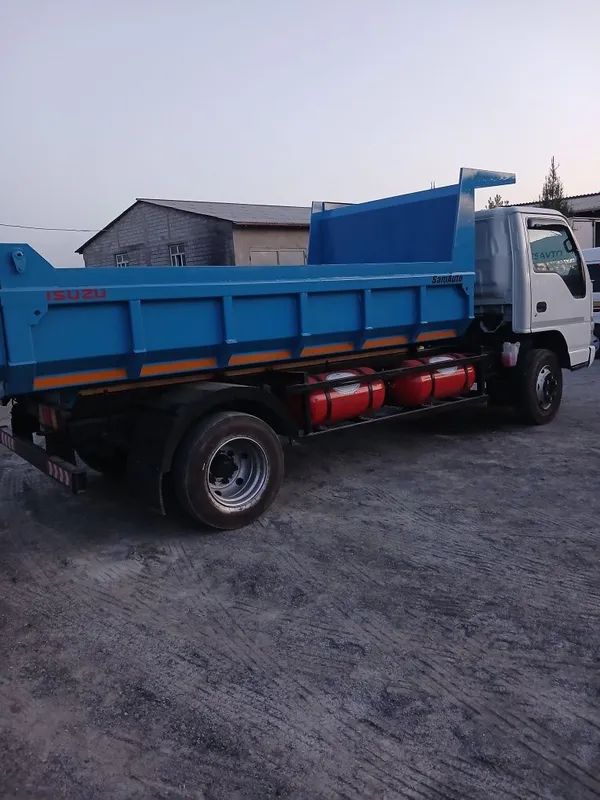 Самосвал Isuzu 2013 4 Самосвал Isuzu 2013 4