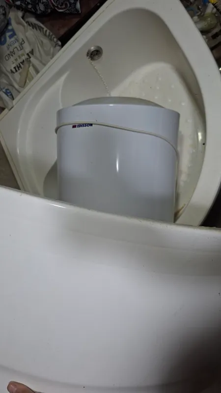 Продаются ванна и Ariston 3