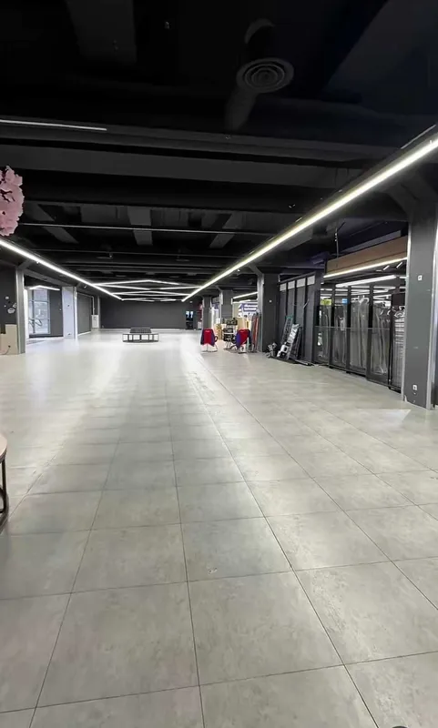м.Дружба Народов Караташ Медиапарк 2-этаж 920 м² с ремонтом — фото 1