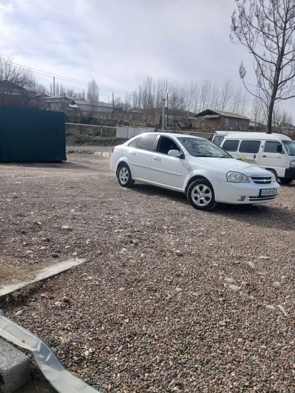 Lacetti 1.8 sotiladi