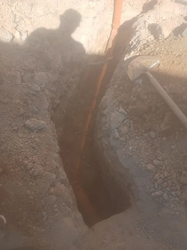 Траншие,яма для канализасия-сантехника кабел,водопровод — фото 6
