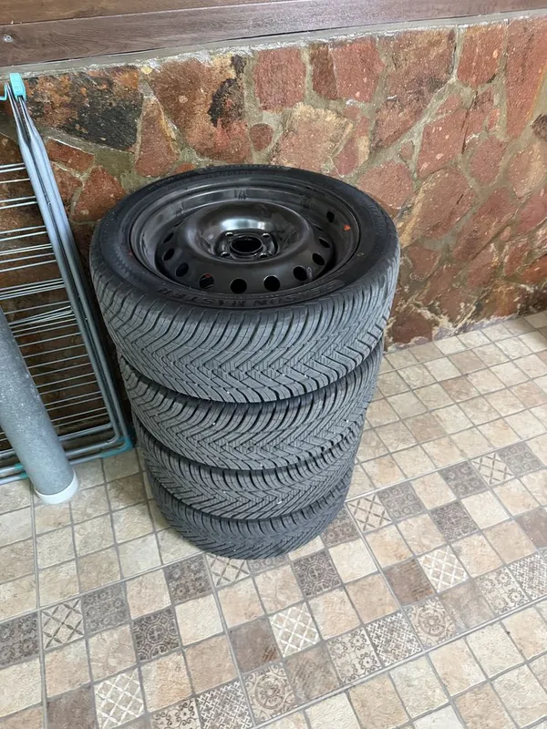 Продам комплект шин и дисков R15 7 Продам комплект шин и дисков R15 7
