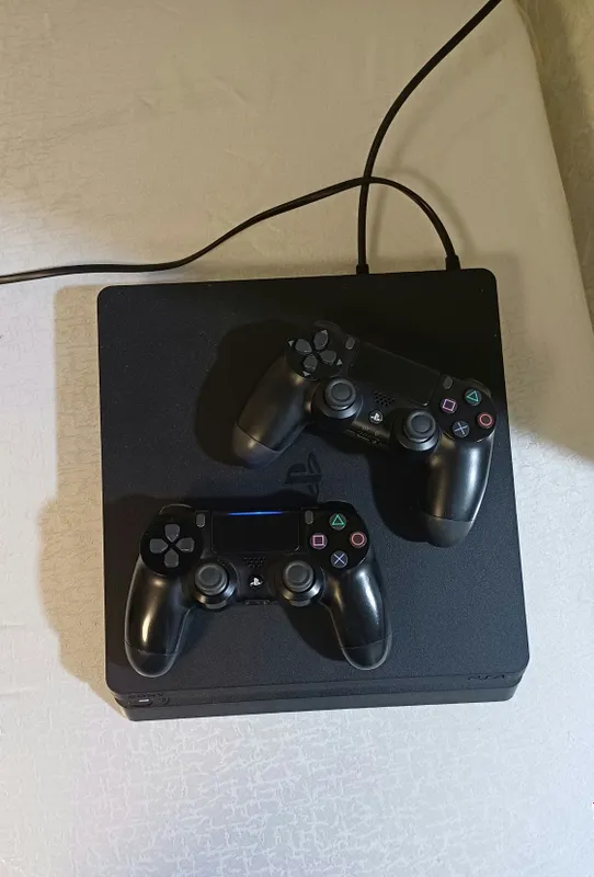 PS4 SLIM 1TB 2ta gamepad 1 PS4 SLIM 1TB 2ta gamepad 1