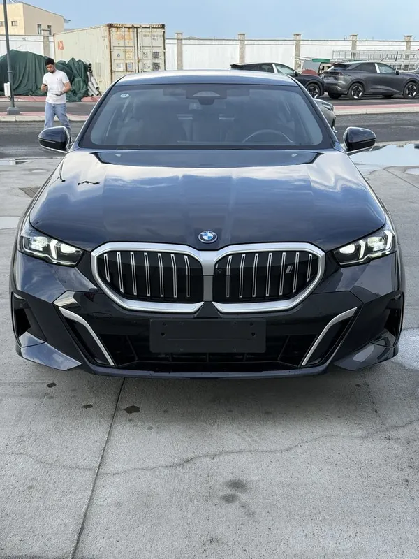 Bmw i5 40l 713km Zapas xod 2025-Yil Kraska Tozza +dop 4K Tv + HUD — фото 3