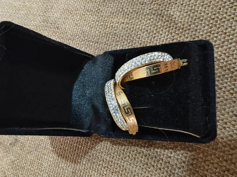 Продаются золотые серьги,Versace