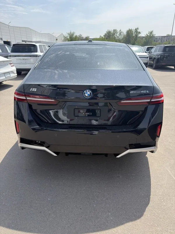 BMW i5 40L M-Sport 2025 yil — фото 1