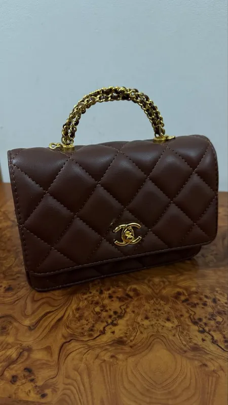 Сумочка Chanel трендовая, со всеми гравировками — фото 1 Сумочка Chanel трендовая, со всеми гравировками — фото 1