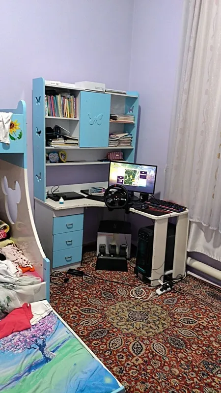 Продам кровать,рабочий стол и шкаф 3