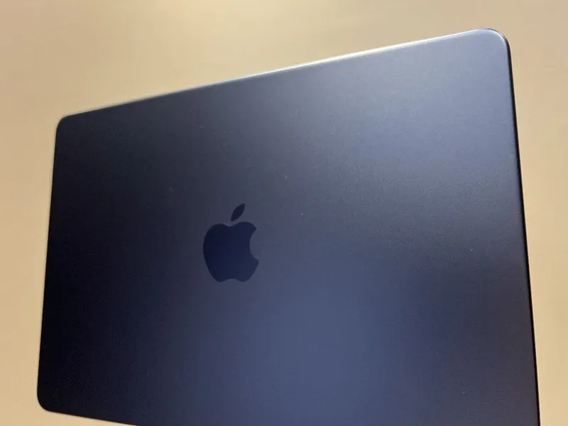 MacBook Neo 13" 8/256GB Indigo — 7 циклов батареи, полный комплект 2