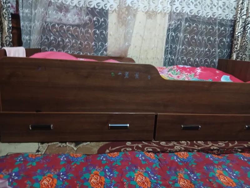 padraskoviy divan. 400 mingdan. 2 ta bor.Namangan