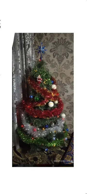 Yangi yil archasi oʻyinchoqlari bilan