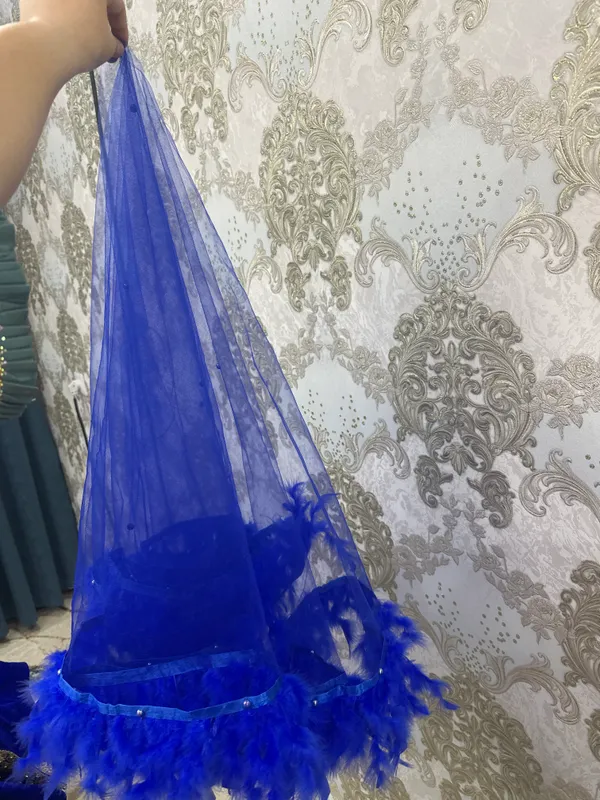 Kelin sari zor profilda bunga mos dòppi ham bor