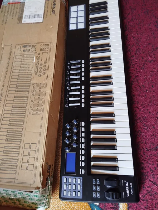 Midi klavish Panda 61.Ideal sostayaniyada.Srochna sotiladi.