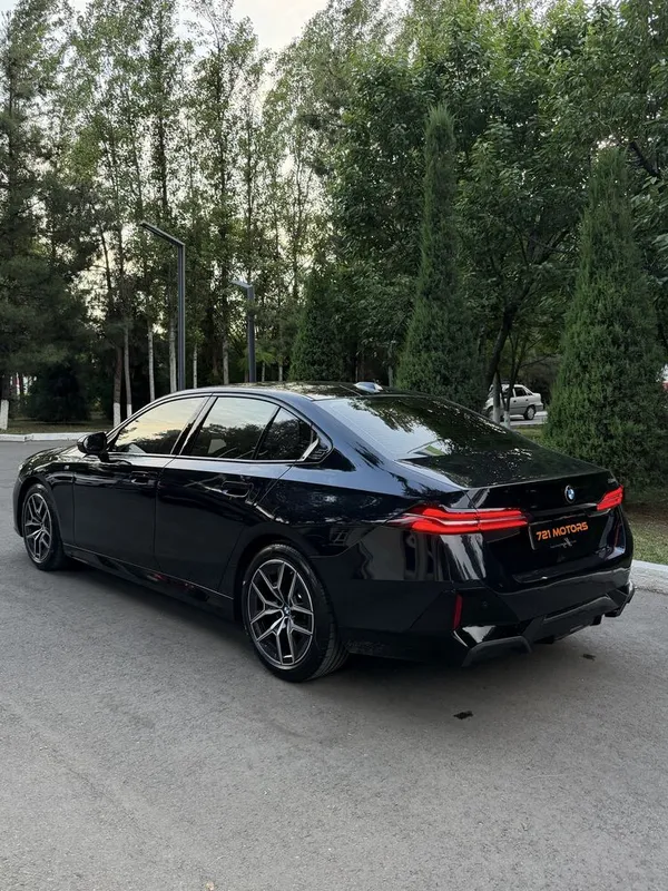 Bmw 530i M- paket 2025 yil Benzin Gibrid 5 litr rasxod qiladi — фото 2