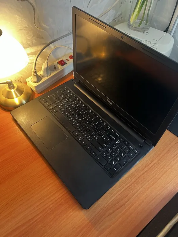 Насия Dell Inspiron 3576 / Core i5-8250U / 8GB RAM / SSD + Память 1-ТБ