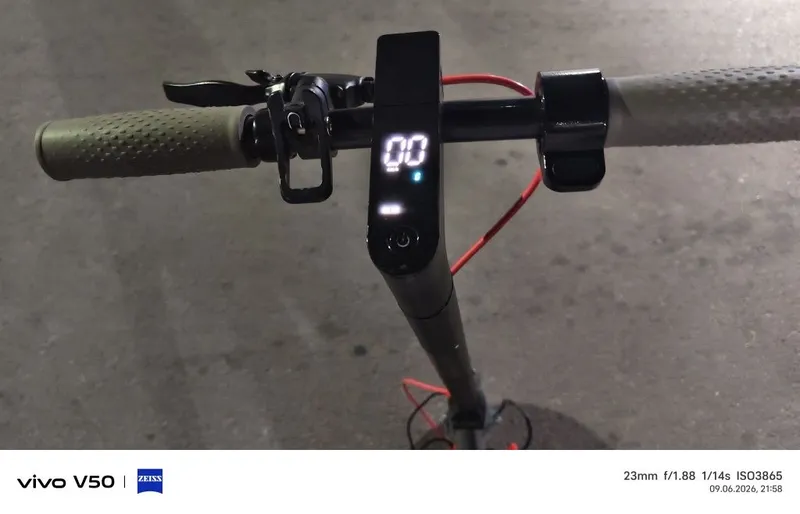 Электросамокат Xiaomi Mi Electric Scooter (на литых колесах) — фото 1 Электросамокат Xiaomi Mi Electric Scooter (на литых колесах) — фото 1