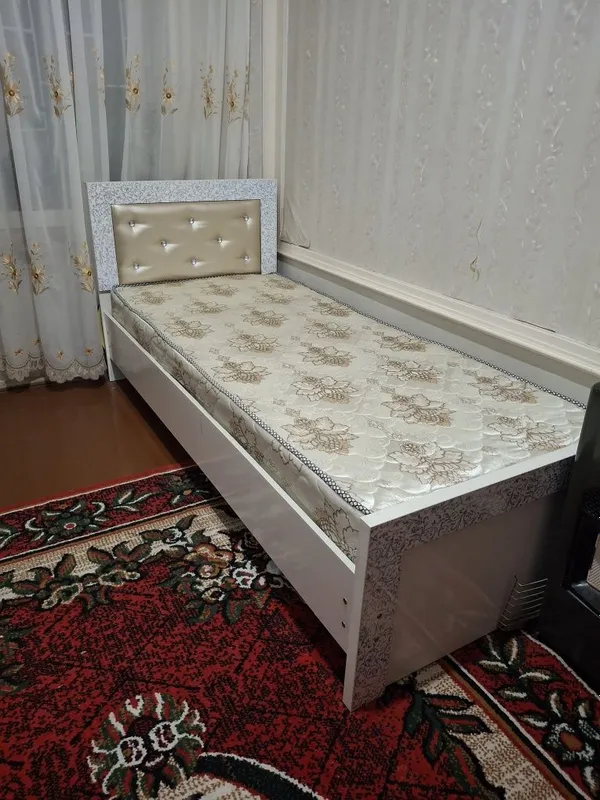 Одна спальня кровать в хорошем состоянии матрас как новый . 1 Одна спальня кровать в хорошем состоянии матрас как новый . 1