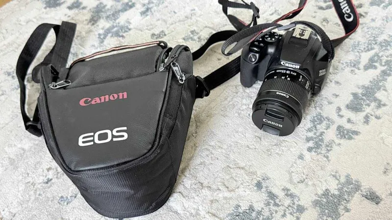 Продаю свою EOS Canon 250D 24.1 п как новый,почти не использовал. 4