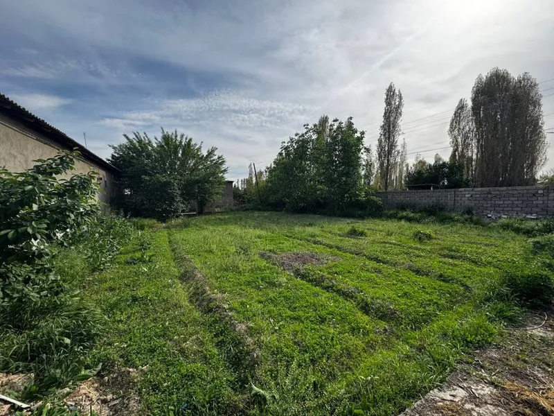 Quruq yer Yol oldida 6 sotih Zor lokatsiya Yangi Toshkent 2