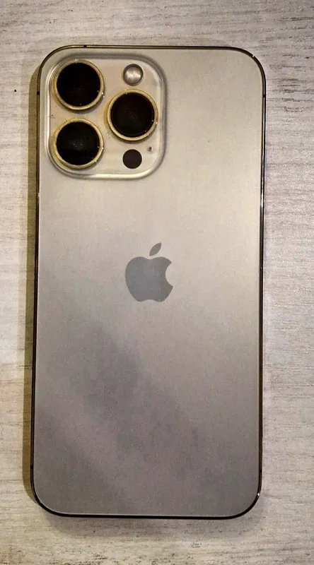 Золотистый iPhone 13 Pro.