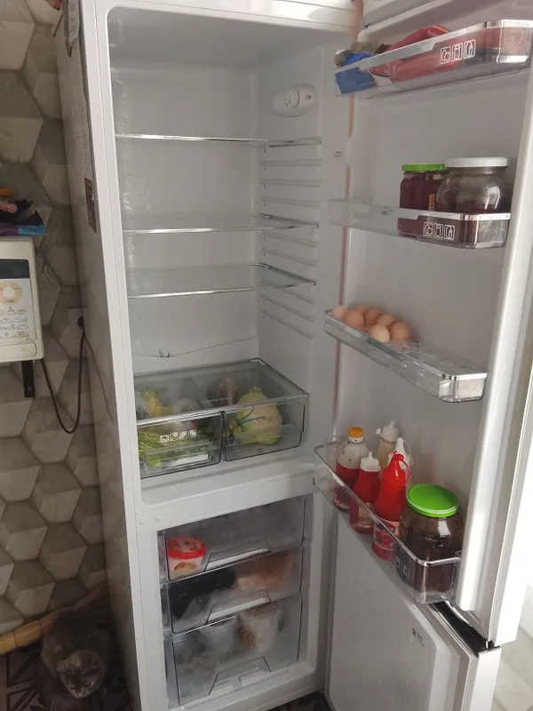 Продаётся холодильник стартовая цена 3 миллиона уступка будет
