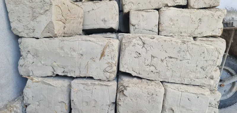 Loy blok sotiladi 220 dona narxi 2,500 soʻm 2