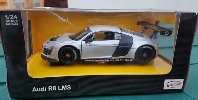 Машинка металлическая Rastar AUDI R8, размер 1:24, серебристая