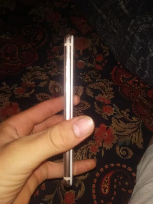 iPhone 8 64 ГБ, всё работает, есть учётная запись iCloud 7