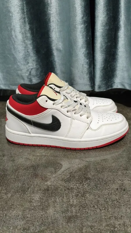 Оригинальные кроссовки Nike Air Jordan 1 — фото 1