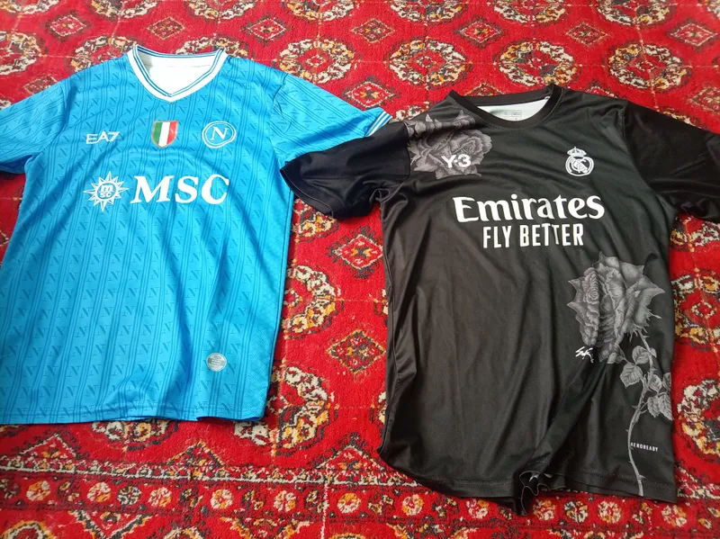 Napoli va Real Madrid futbolkalari