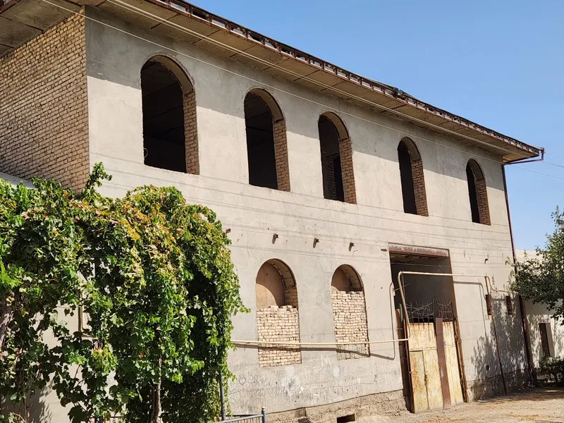 Hovli sotiladi juda yaxshi qurilgan