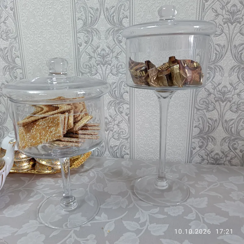Стеклянные конфетницы на ножках с крышками Стеклянные конфетницы на ножках с крышками