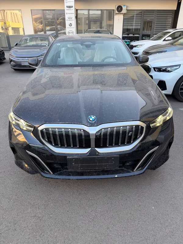 bmw i5 40L 2025 yil 4.400km yurgan