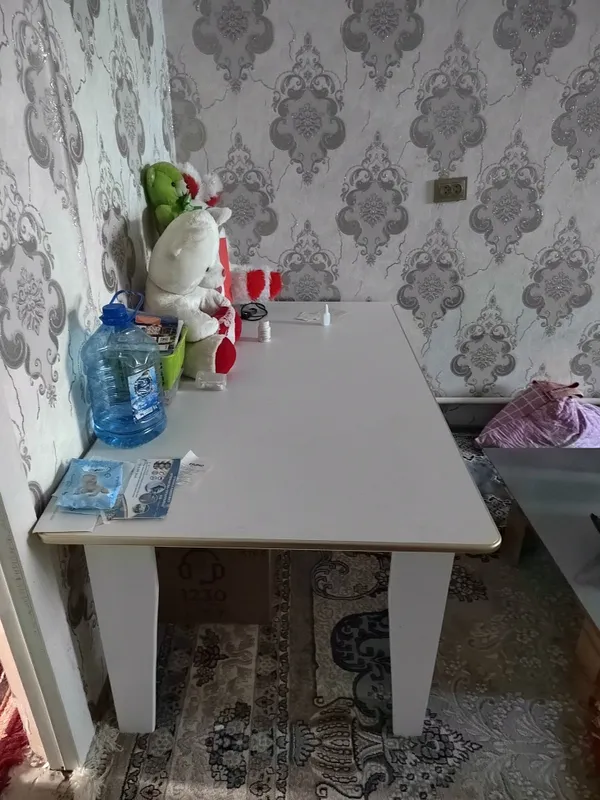 Стол сотилади янги угалуг девн кресло олдида журналнигам мосланган 2