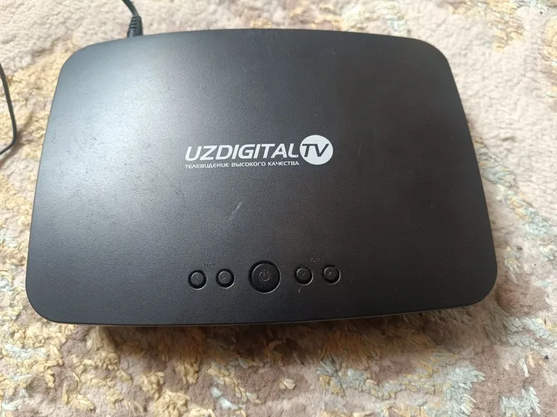 Тюнер UZDIGITAL TV модели HD-T14IR.