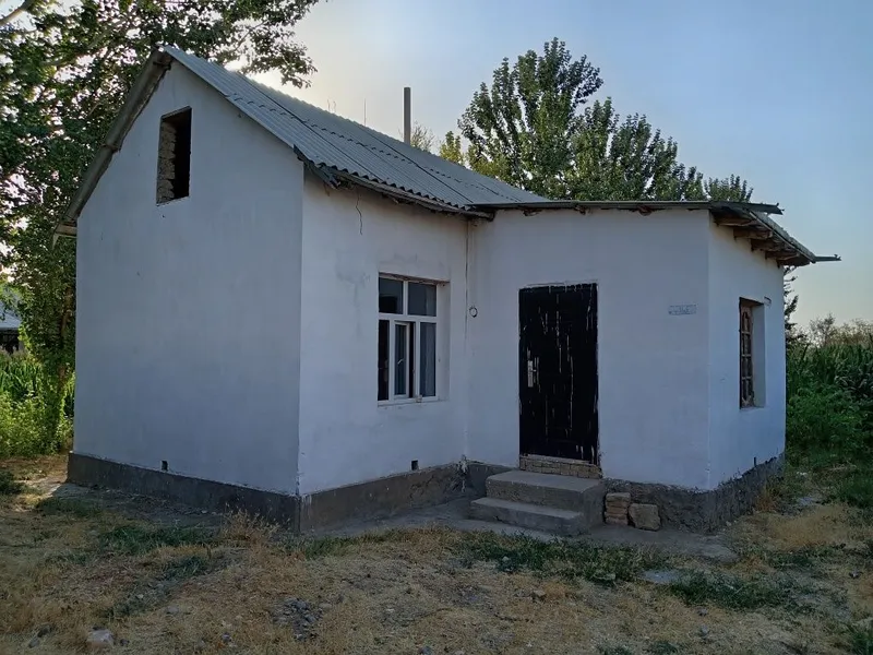 Hovli uy sotiladi