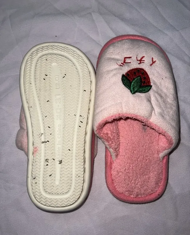Bolalar oyoq kiyimlari: krokslar, uy shippaklari, tuflilar 8 Bolalar oyoq kiyimlari: krokslar, uy shippaklari, tuflilar 8