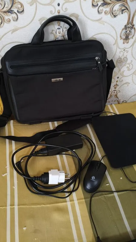 Noutbuk ASUS madel 3