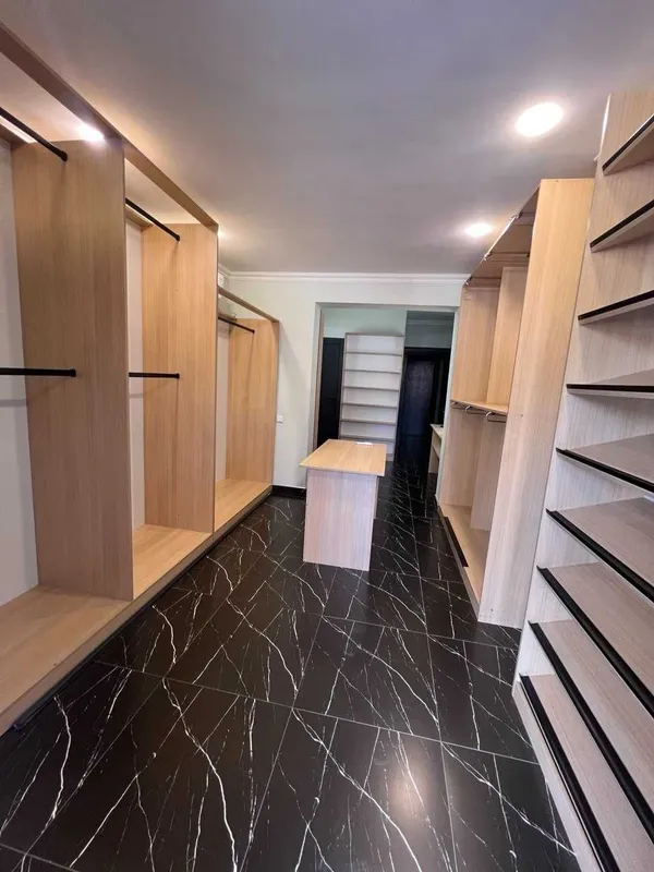 Mebel sotiladi kiyim dokon uchun 2