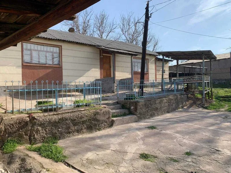 Olmaliq markazida 12 sotix hovli sotiladi