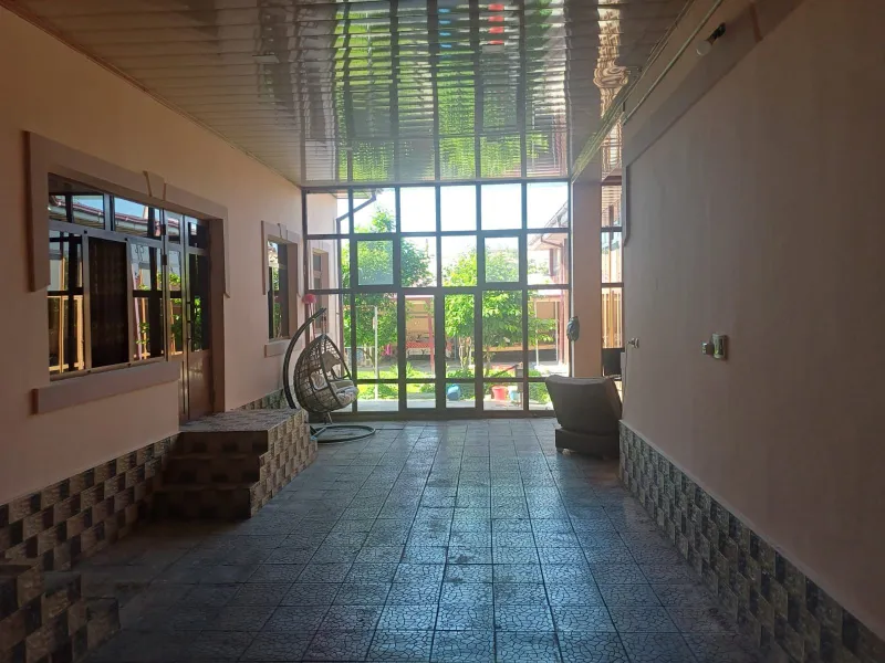 Hovli uy sotiladi