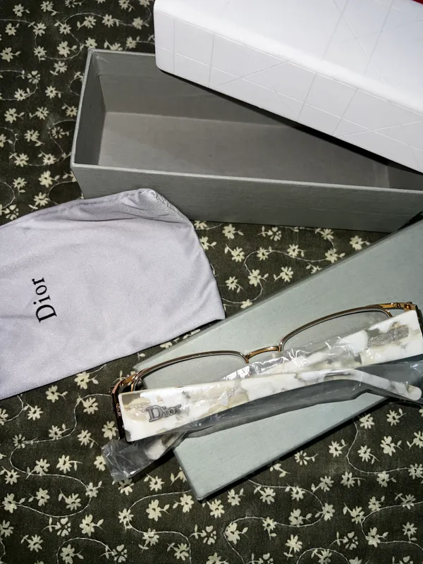 Dior uslubidagi ko’zoynak sotiladi